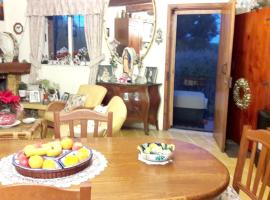 One bedroom house with jacuzzi enclosed garden and wifi at Siggiewi 2 km away from the beach、Siġġiewiのホテル