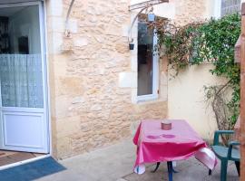 Studio avec jardin clos et wifi a Langon, vacation rental in Langon