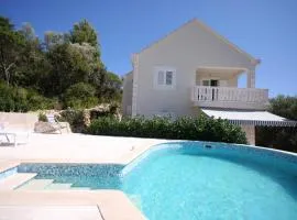 Cosy Apartment in Žrnovo - 30 sqm with Shared Pool