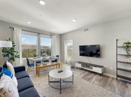 Designer Apt with Jacuzzi, Pool & Mountain Views, hotell i Sparks