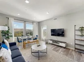 Designer Apt with Jacuzzi, Pool & Mountain Views