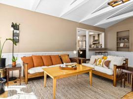 Modern Rancher in the Woods, hotel in Raleigh