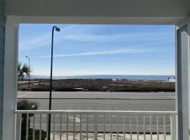 Grand Caribbean 205 by ALBVR - Condo has beautiful views of the Gulf and great rates, hytte i Orange Beach