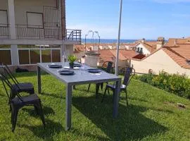 Casa con jardin a 2 min playa, garaje privado