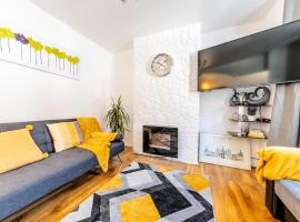 Stylish 3-bed Apartment with Free Parking and Wi-Fi, hotel Chathamben