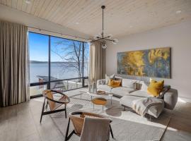 4 Bedroom Lakefront House by Leavetown Vacations, villa in Lakefield