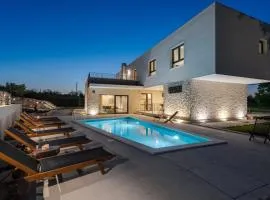 Modern Villa M30 with private pool, 3 en-suite bedrooms