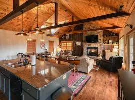 Flying Squirrel Lakeview House - Spacious House with Private Deck and Hot Tub