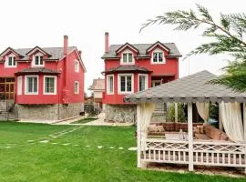 Tre Bujtinat, Chalet