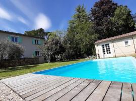 Villa spacieuse avec piscine entre le Pont du Gard, le Pont d'Avignon et le Pont d'Arc, hótel í Sabran