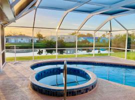 Entire Home Sleeps 11! Private Heated pool + Spa! 15-18mins to Beaches!, khách sạn ở Rotonda West