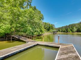 Charming Abbeville Home with Private Boat Dock!, hotelli kohteessa Abbeville