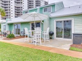 Vibrant Family Condo 100 feet to Private Beach!, spa-hotelli kohteessa Destin