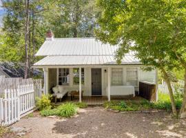 Charming Home Less Than 2 Mi to Downtown Hendersonville!, cottage in Hendersonville