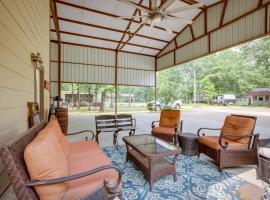 Point Blank Vacation Rental with Large Patio!, hotel di Onalaska