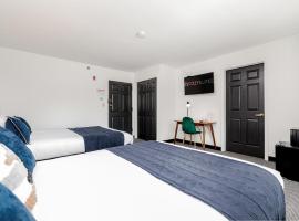 CozySuites CWE 2 queen bed suite, vacation rental in Saint Louis