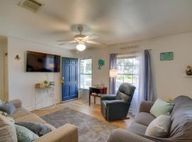 Pet-Friendly Retreat in Gulfport Less Than 1 Mi to Beach!, hotell i Gulfport