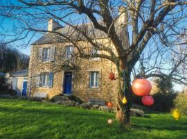 Ker Yaël – Maison familiale avec grand jardin à 5min de la plage Saint Jean du doigt, Hotel in Saint-Jean-du-Doigt