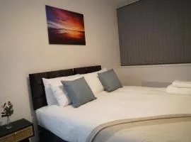 Modern 1 & 2 Bed Apartments, Desborough, Kettering, Sleeps 3, Free Parking, WIFI, Ideal for Families & Relocations