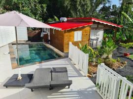 Lamentin에 위치한 호텔 Maison de campagne avec piscine et spa