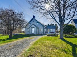 Waterfront Bass Harbor Retreat Walk to Beaches, cabaña o casa de campo en Bass Harbor