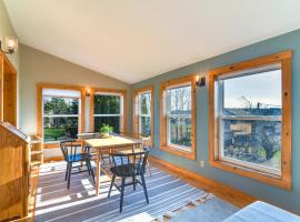 Oceanside Bass Harbor Home with Peaceful Deck!, biệt thự ở Tremont