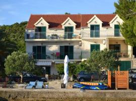 Apartments and rooms by the sea Loviste, Peljesac - 21096, guest house in Lovište