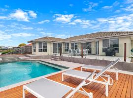 Breathtaking 4BR Resort like House Right Near Wurtulla Beach With Infinity Pool, hotel in Kawana Waters