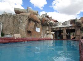 African Cave Lodge close to Dinokeng in Hammanskraal, hotel con piscina 