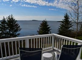 Betty's Place - Cozy ocean front getaway with views of Casco Bay, villa i Orrs Island