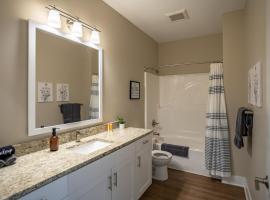 Modern 2BR 2BA New Build Condo with Garage & Patio, apartmán v rezidenci v destinaci Wyoming