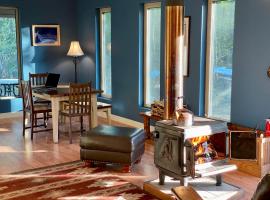 Quiet, Elegant & Cozy - 4 Miles from Downtown, hytte i Talkeetna