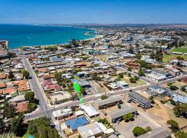 Spacious 4BR House Right Near The Beach - Fast WIFI and Massive 85' TV, hotel v mestu Geraldton