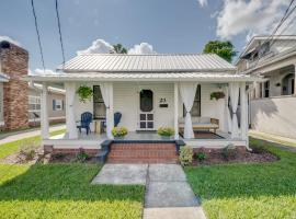 Updated Early 1900s 2BR Cottage Walking Distance to Downtown with Onsite Parking, hotell i St. Augustine