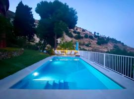 Villa Romeo, with brand new salt water pool, hytte i Benalmádena