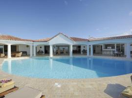 Spacious villa with sea view in Saint Martin + private pool.，位于泰尔斯贝斯的酒店