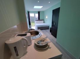 Letzi Private En-Suite, Near Heathrow Airport T3, homestay di Hayes