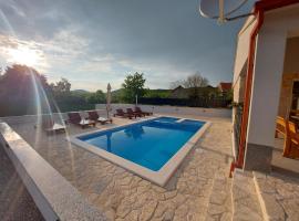 Villa Ana Marija - Family destination with heated pool、Lećevicaの駐車場付きホテル