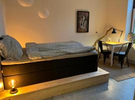 Room 12 - Hawkraft Kulturhotel, serviced apartment in Vestervig