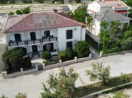 Rooms & Apartments Kaurloto, pension in Pag