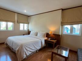 Jhouse Thonglor, hotel near Gaysorn Village Shopping Mall, Khlong Toei