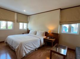 Jhouse Thonglor, hotel in Khlong Toei