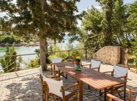 Grand Bleu Porto Heli - Beachfront House, Agios Emilianos