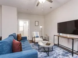 CozySuites Music Row Spacious 1BR with free parking 26