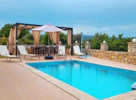 Natural view villa with private pool, hotell i Skouloúfia