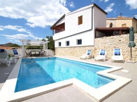 Beautiful Dalmatian Stone House with swimming pool, hotell i Jezera