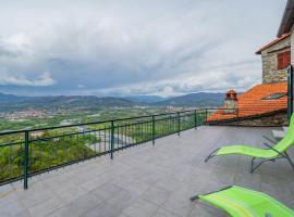 Comfy & Roomy Apt - View on the Ligurian Hills!, hotel i Vezzano Ligure