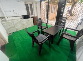 Visitors Lounge by MMG - Furnished Flat 3BHK - Road 12 Banjara Hills, hotel in Hyderabad
