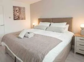 Modern 2-Bedroom Home, Sleeps 5, NEC & BHX, Fast Wi-Fi
