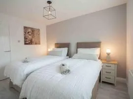 Comfortable 2BR Home with Parking, Near NEC, & Airport